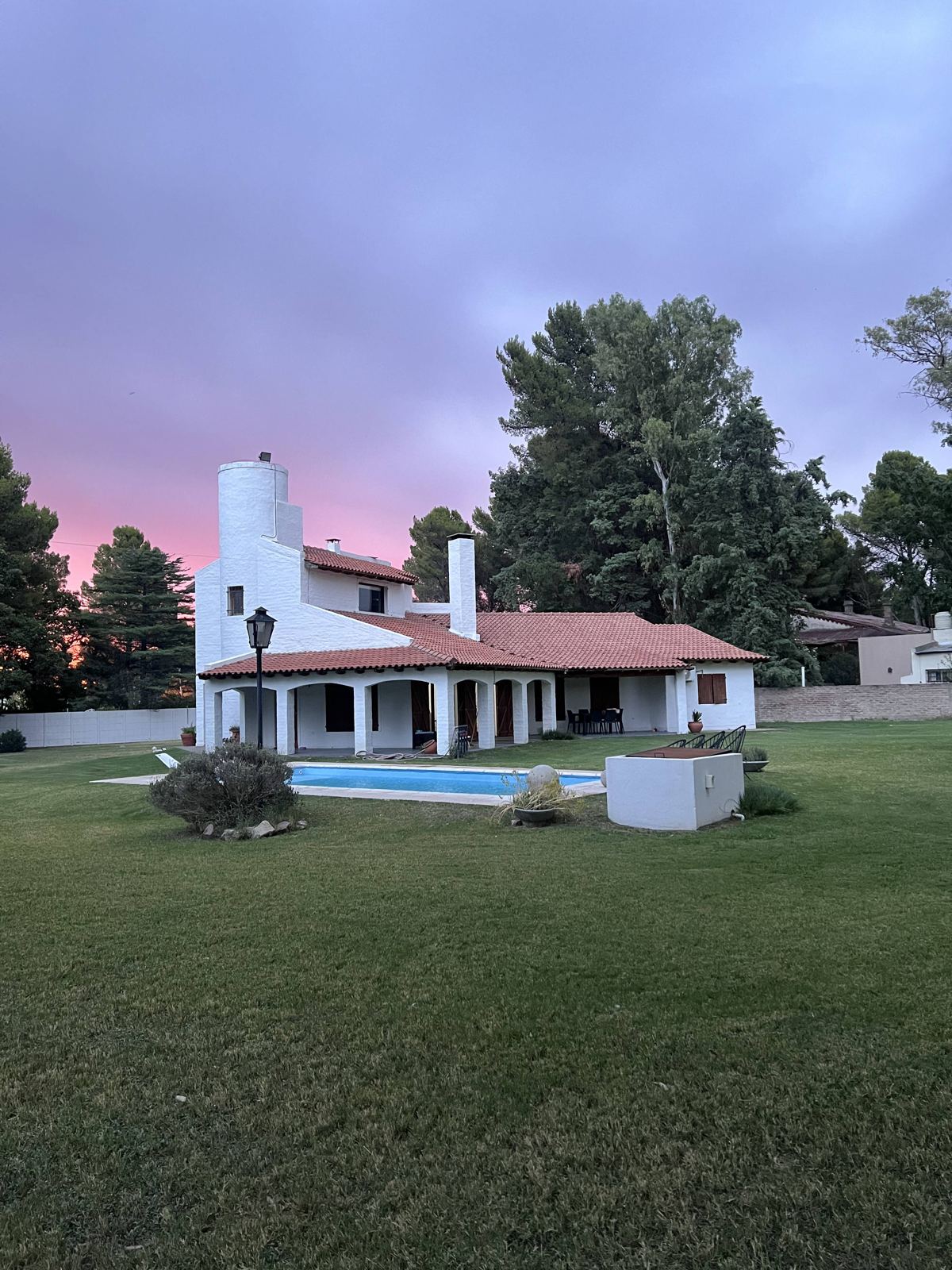 La casa y la pileta al atardecer