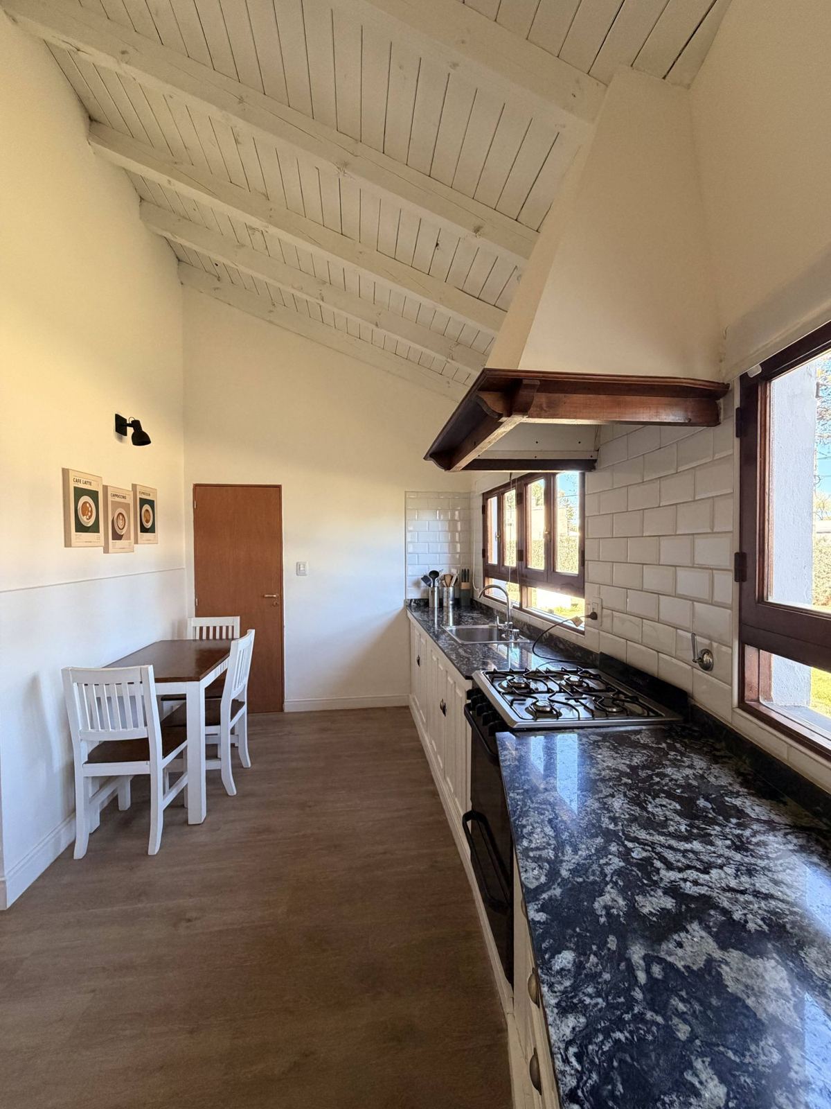 Cocina con mesada de granito
