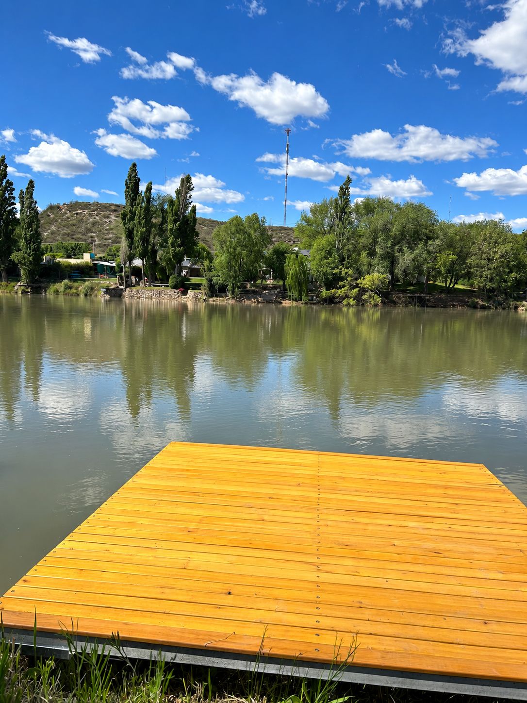 El muelle propio de La Carmela sobre el río Colorado