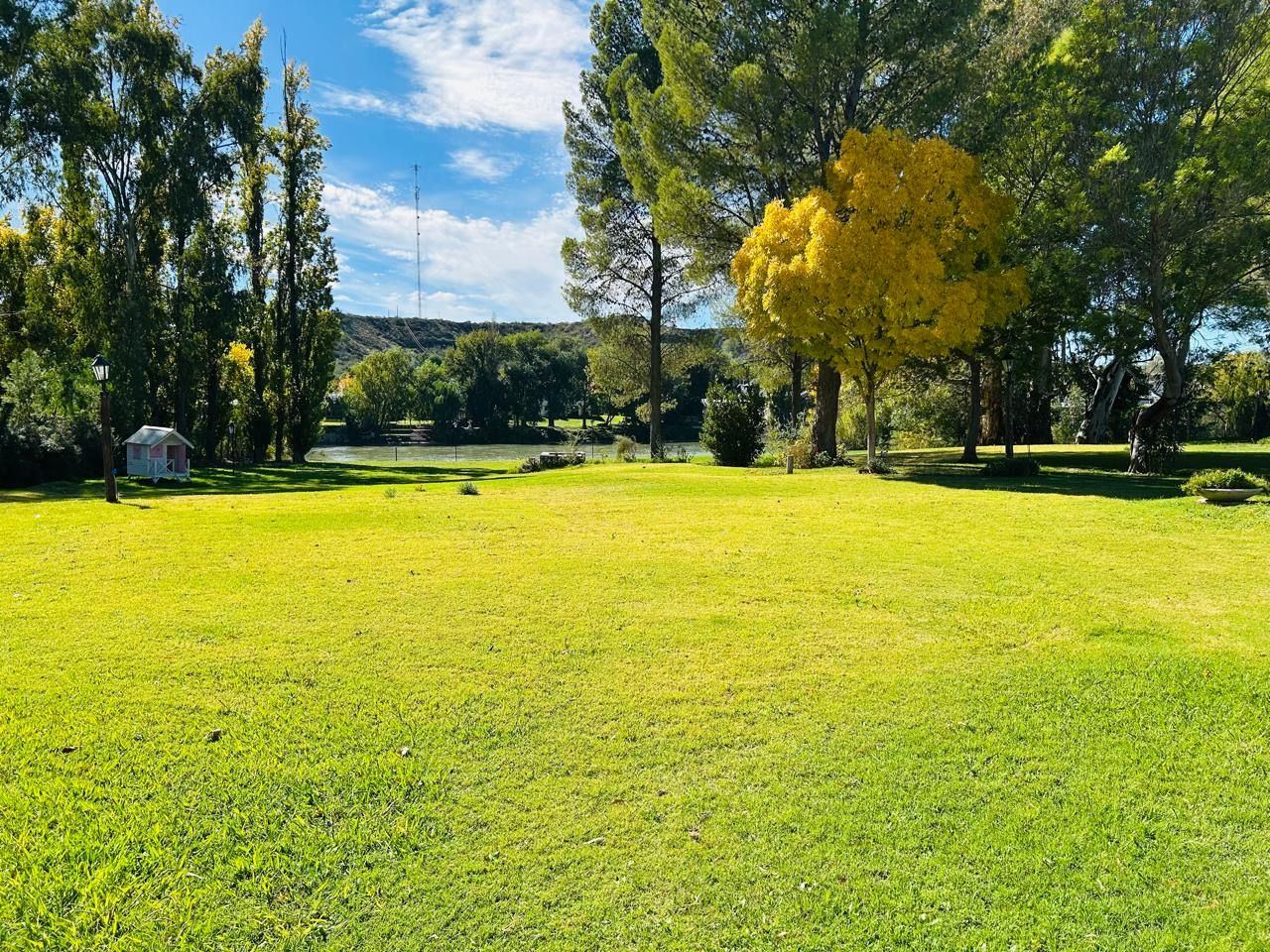 Parque en otoño frente al río